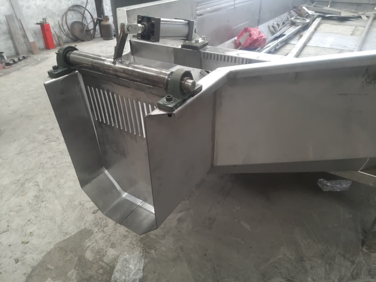 استخر تخلیه گوجه فرنگی
