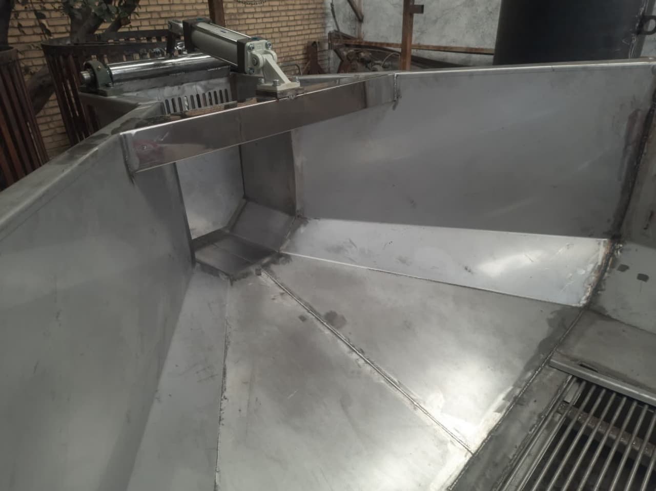 استخر تخلیه گوجه فرنگی